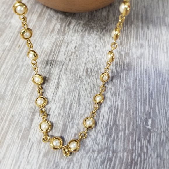 Crown Trifari goldtone mini pearls necklace - Picture 3 of 9